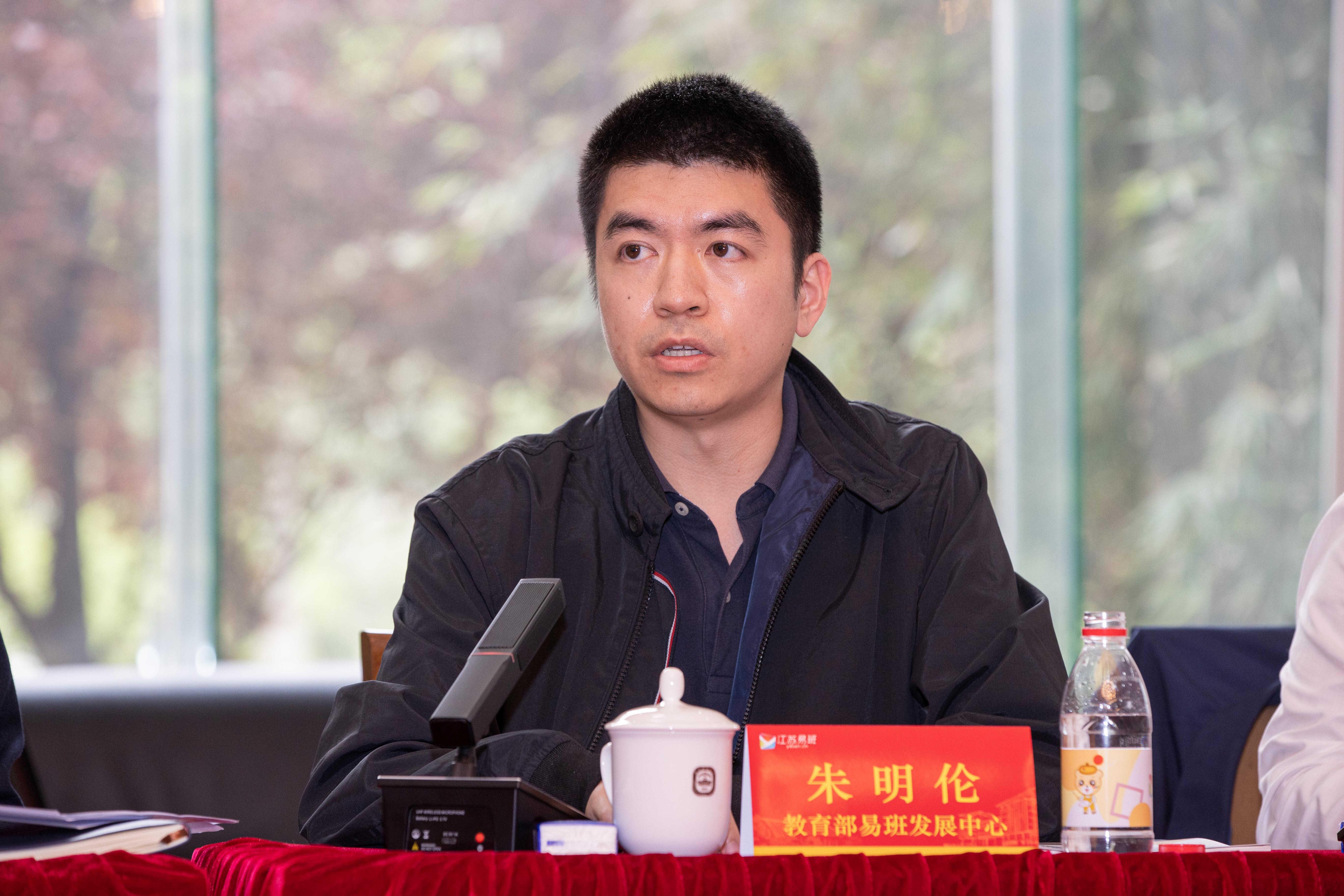 贲国栋在致辞中首先介绍了学校发展概况,以及学校作为全省唯一的省级