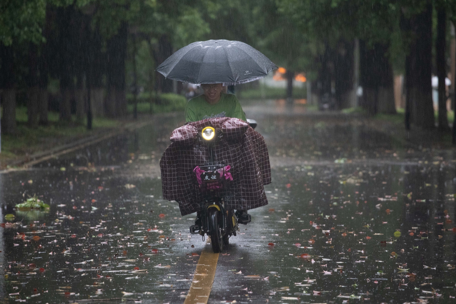 【新闻特写】暴风雨中,我们砥砺前行!