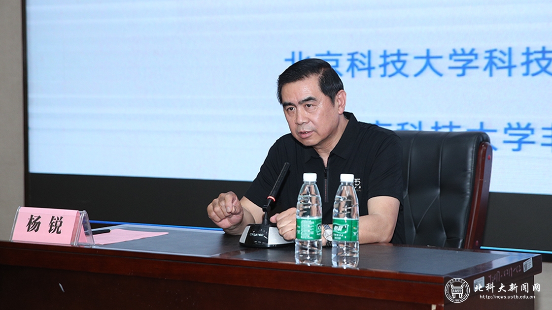 臧勇代表学校向杨锐颁发"北京科技大学文化建设,传统金属工艺文化传承