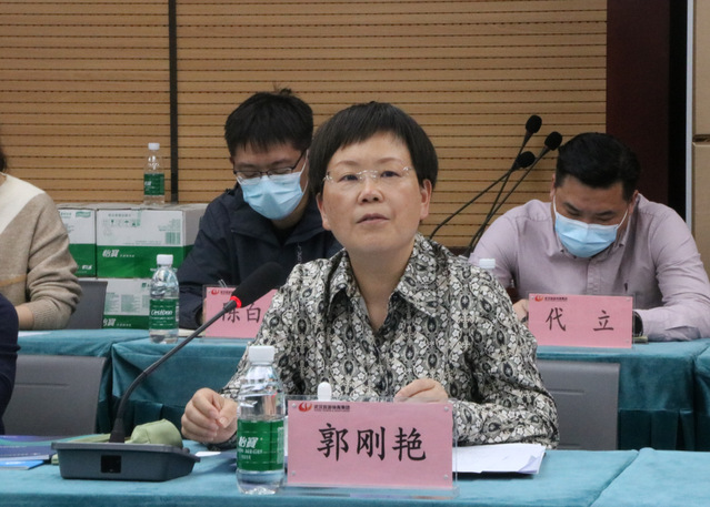 党委书记王华路,副院长郑家喜,党委副书记李芳一行八人抵达武汉旅游