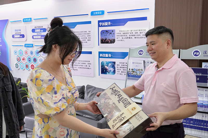 中秋送暖润心田 重庆法商学校开展中秋节员工慰问活动 中秋送暖润心田 重庆法商学校开展中秋节员工慰问活动