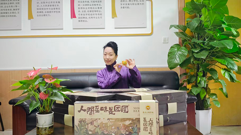 中秋送暖润心田 重庆法商学校开展中秋节员工慰问活动 中秋送暖润心田 重庆法商学校开展中秋节员工慰问活动